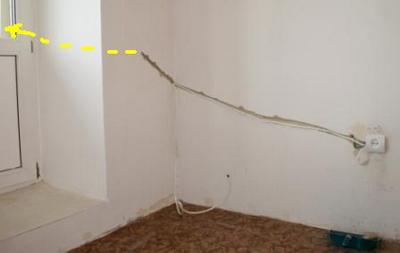 Від найближчої до балкону розетки, що знаходиться в суміжній кімнаті, в стіні в напрямку балкона за допомогою бура і перфоратора прокладається канал (штроба)