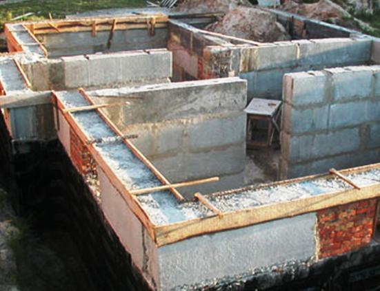 Монолітного бетону;   Повнотілої цегли;   Збірних бетонних (ФБС) залізобетонних елементів