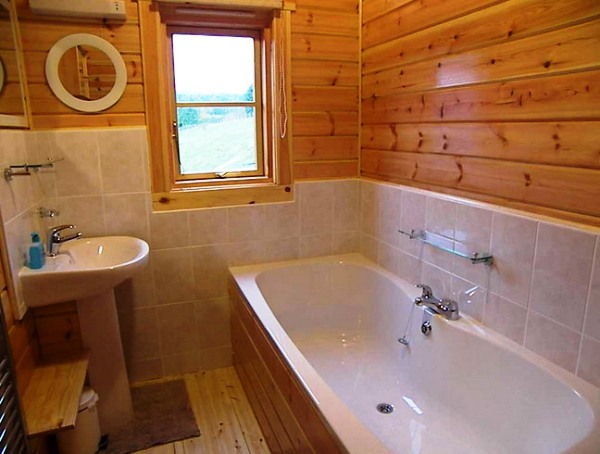 Далі ми розглянемо, як і чим обробити ванну кімнату в дерев'яному будинку