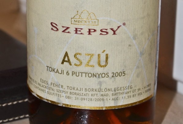 Laczkó Máté Szepsi (предок провідного сучасного виробника Istvan Szepsy) вперше письмово зафіксував процес Асу (Aszú) в 1630 році, хоча існують складські документи, що згадують вино типу Асу, датовані приблизно 1571 року