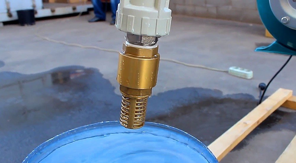 В іншому випадку - зворотний клапан повинен розташовуватися на трубі з боку джерела, тобто  на її підводного частини