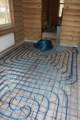 Теплі підлоги водяні в приватному дерев'яному будинку укладаються з попереднім підбором утеплювача з   мінеральної вати   щільністю 35-40 кг / м3