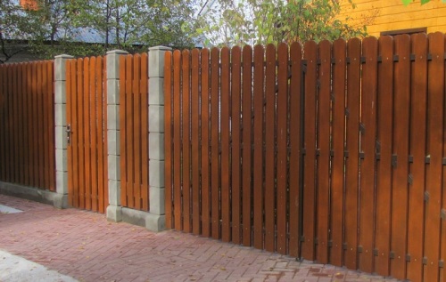Тепер рідко зустрінеш дерев'яний паркан в приватному домоволодінні - йому на зміну прийшли бетонні і металеві конструкції