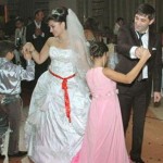 (Продовження, початок: «   Весілля в Азербайджані Частина 1   »)   Далі відбувається реєстрація шлюбу, вона здійснюється за кілька днів до самого святкування, при цьому, обов'язково присутність свідків