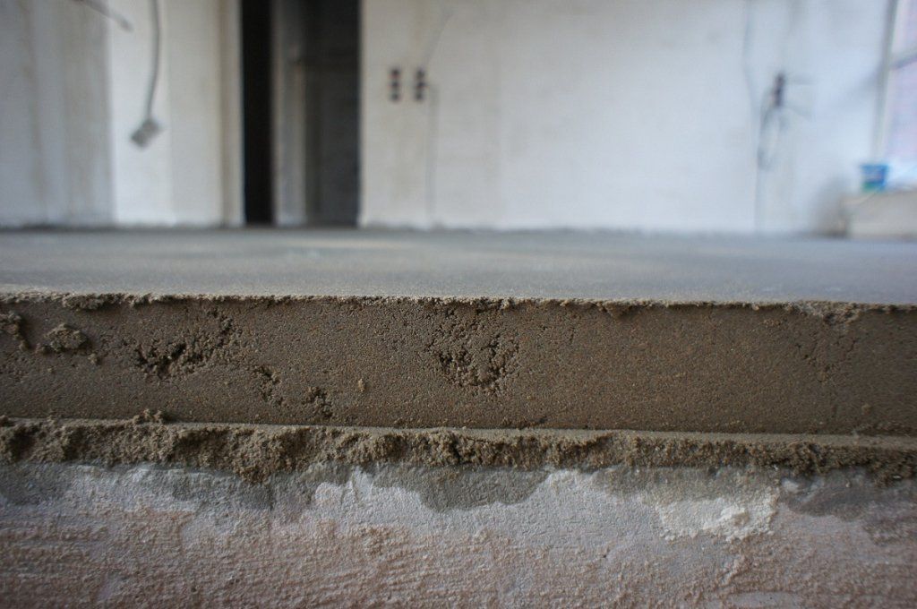 При роботі з цементному марки М 400 для спорудження стяжки товщиною 3 см в приміщенні, площа якого становить 50 м², знадобиться така кількість цементу і піску, дізнатися яке допоможе простий розрахунок: