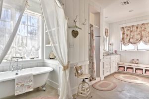 Головна відмінна риса ванної кімнати в стилі прованс - наявність природного освітлення