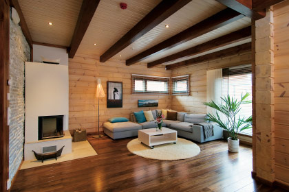 Для створення затишку і гармонійної теплою обстановки будинку дизайнери та архітектори часто пропонують застосовувати натуральні матеріали для внутрішнього оздоблення квартир