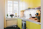 В   дизайні маленької кухні   збільшити простір можна за рахунок колірної гами, меблів та інших аксесуарів