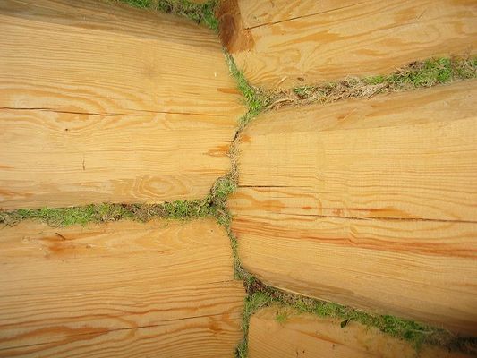 Зверніть увагу: при тривалій експлуатації дерев'яної покрівлі знадобиться періодично прочищати водостоки - по ним буде стікати смола