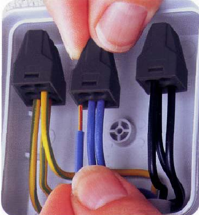усередині   розподільчої коробки   кабелю можна з'єднати декількома варіантами: